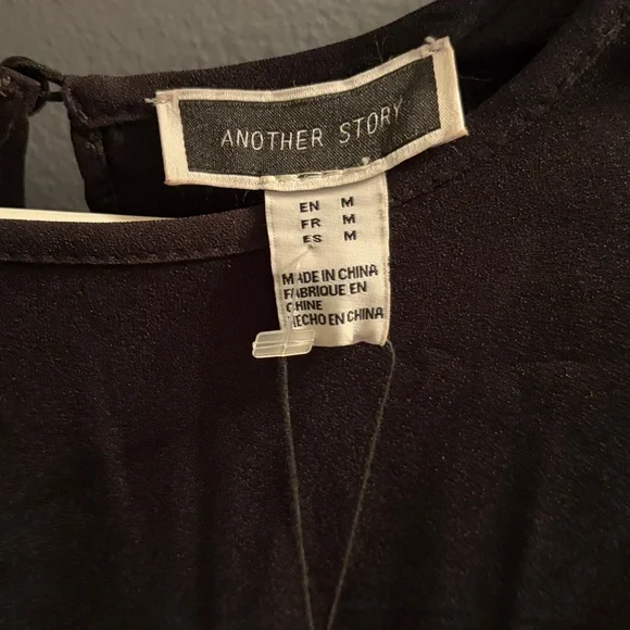 🆕Half Crop Ruffle Blouse - Picture 2 of 6